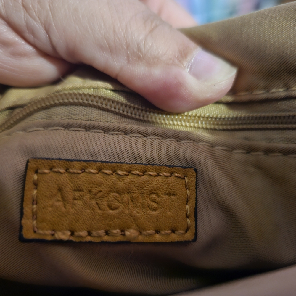 Elegant Tan Leather Crossbody Bag - Picture 8 of 9